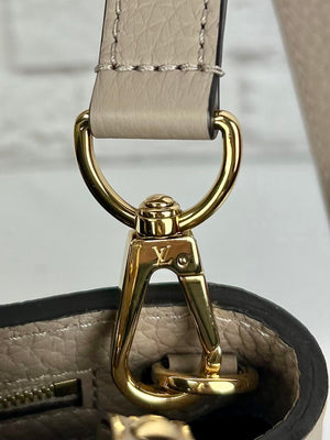 Louis Vuitton Capucines MM, Galet/Gold