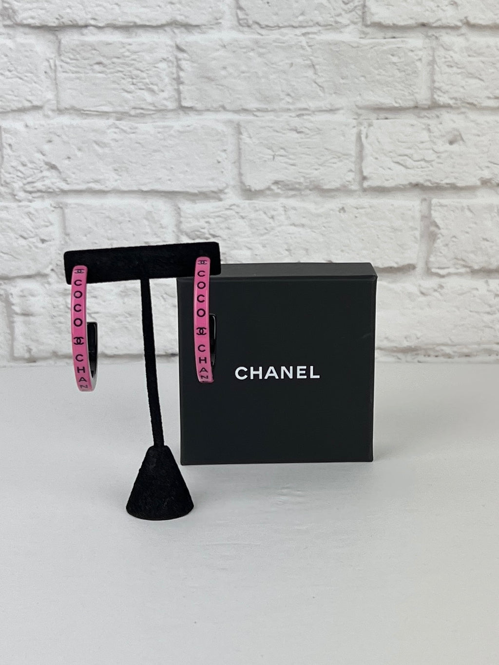 22S Chanel Logo hoop Earrings Pink