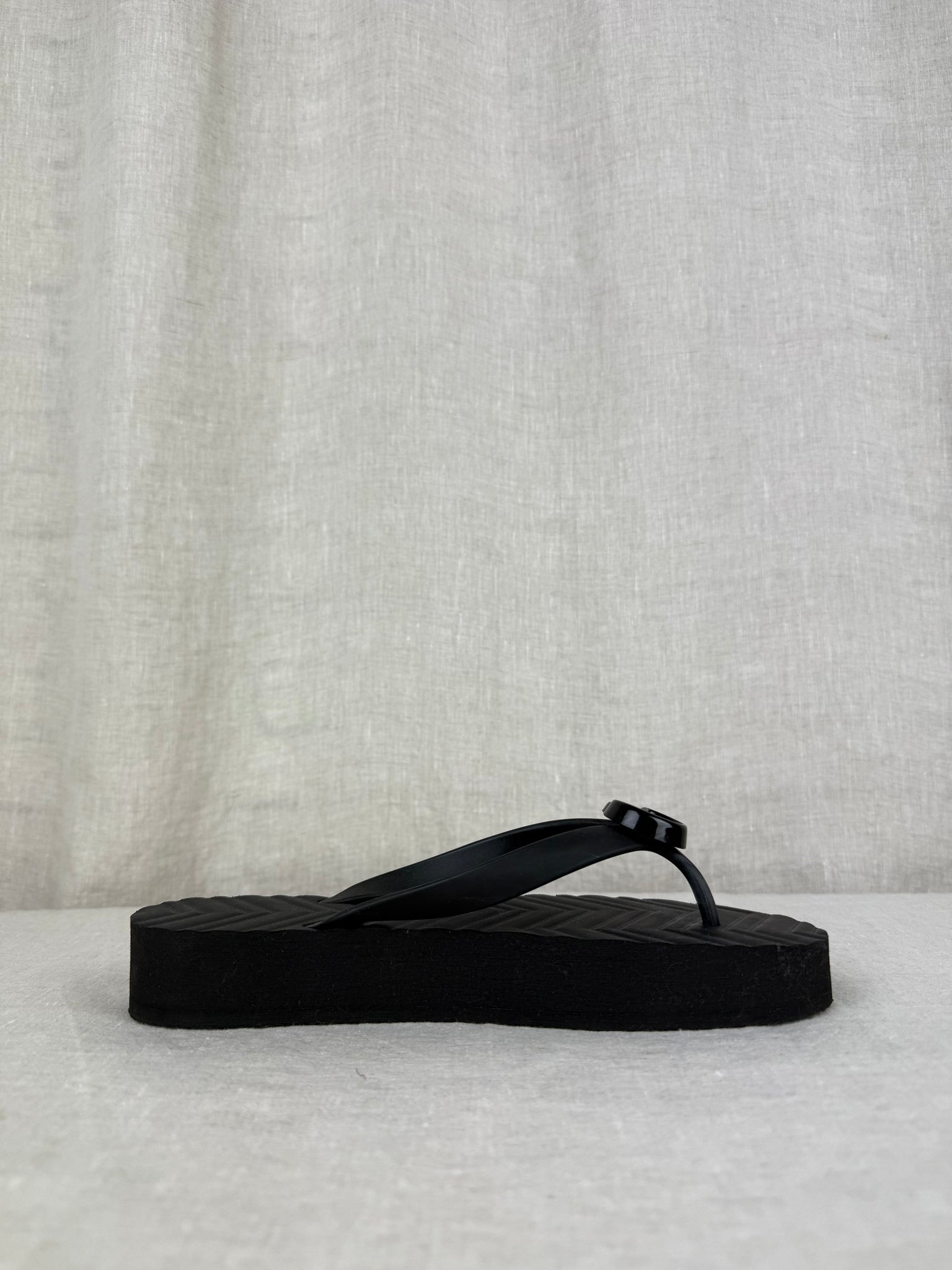 Gucci New Black Flip Flops Size 7.5-8