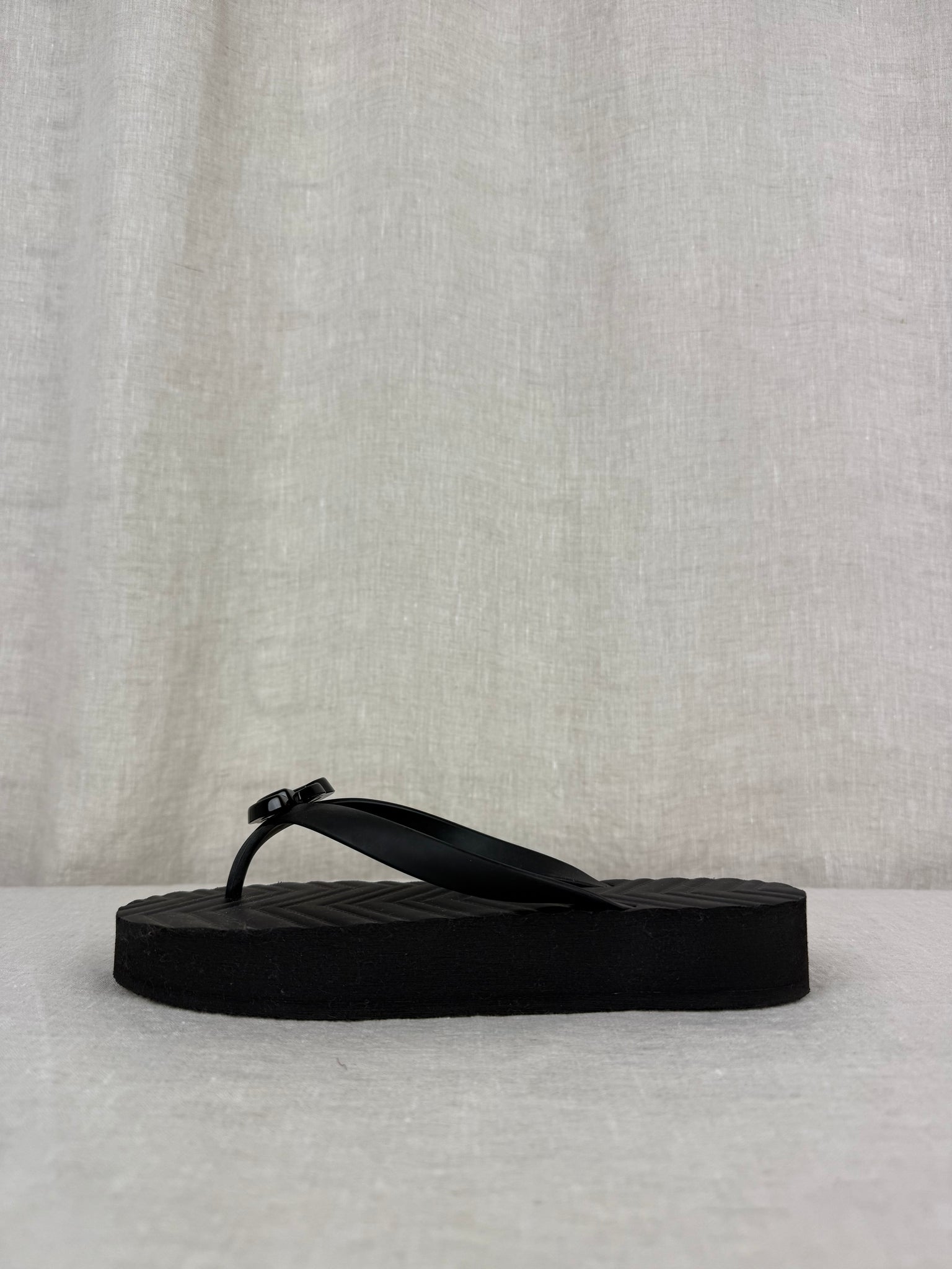 Gucci New Black Flip Flops Size 7.5-8