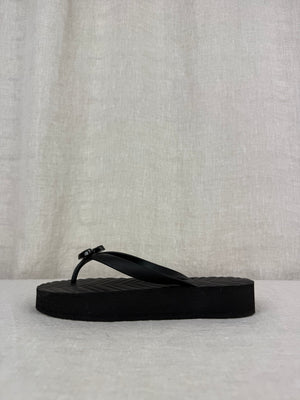 Gucci New Black Flip Flops Size 7.5-8