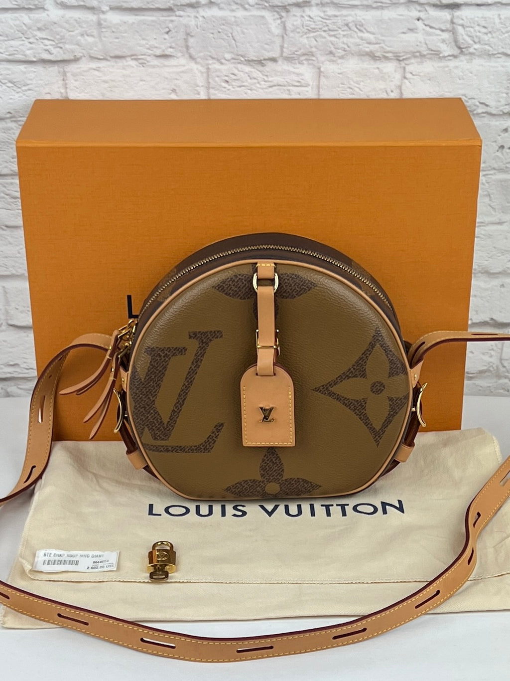 Louis Vuitton Reverse Monogram Giant Boite Chapeau Souple, Tan/Brown