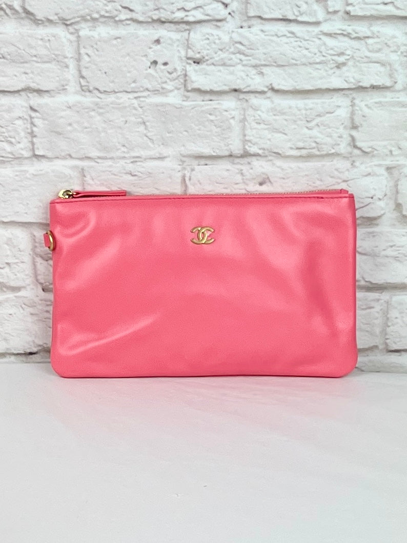 Chanel 22 Hobo Calfskin & Gold-Tone Metal, Pink