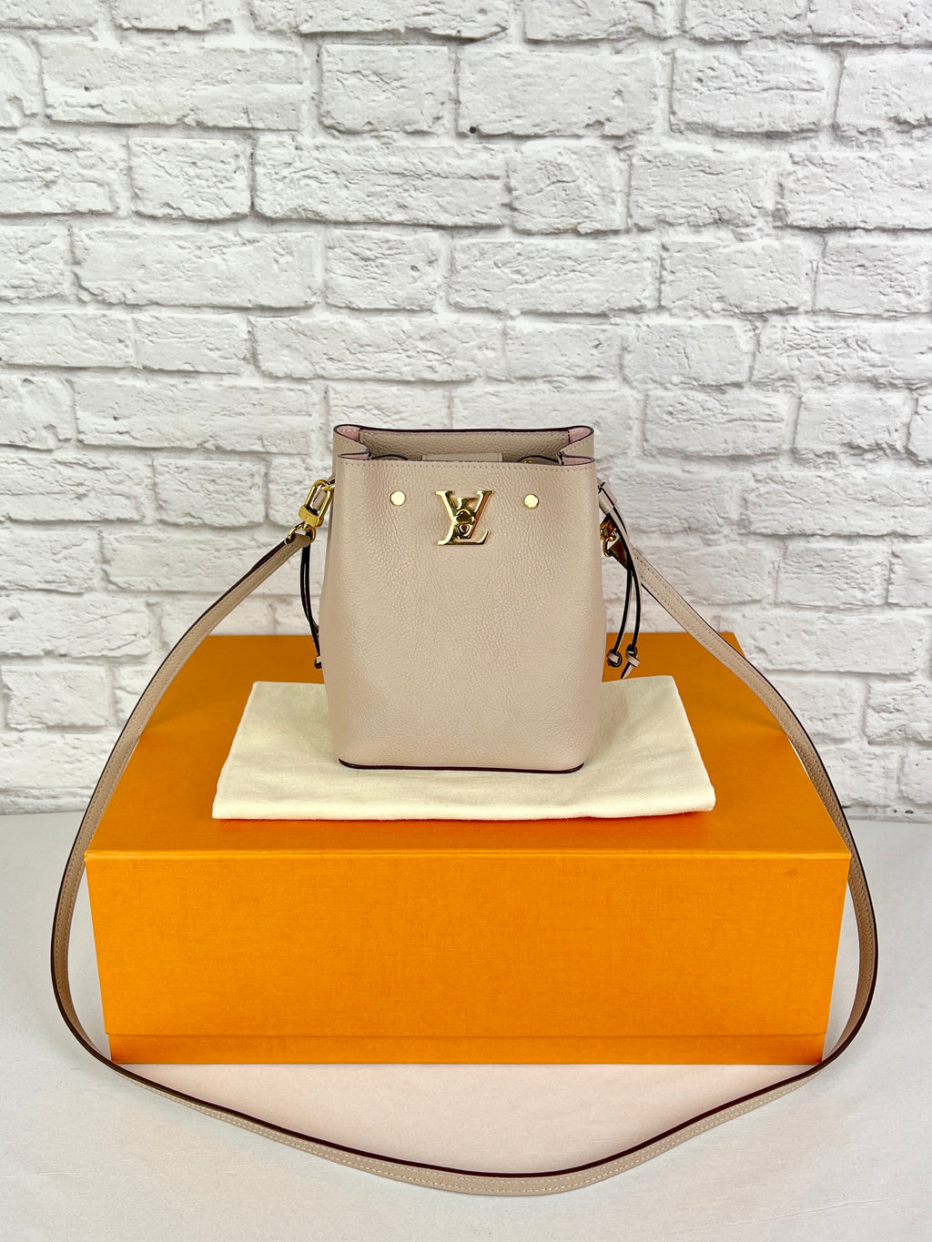 Louis Vuitton Nano Lockme Bucket bag , Greige Beige