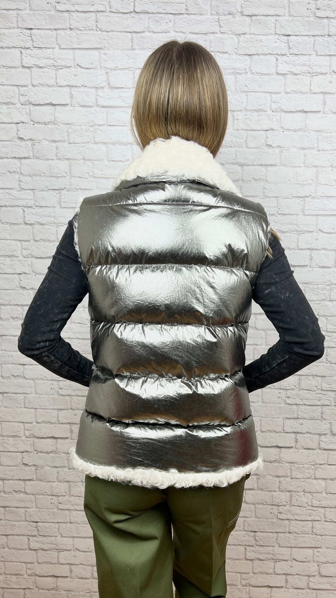 Moncler Kerria Metallic Puffer Vest, Size 2/M, Silver – Sell Your